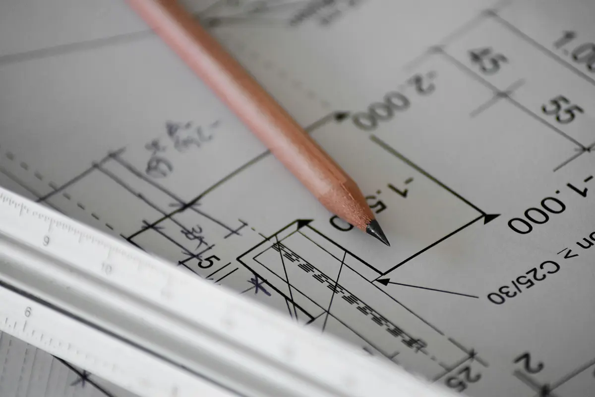 photo crayon et plan architecte